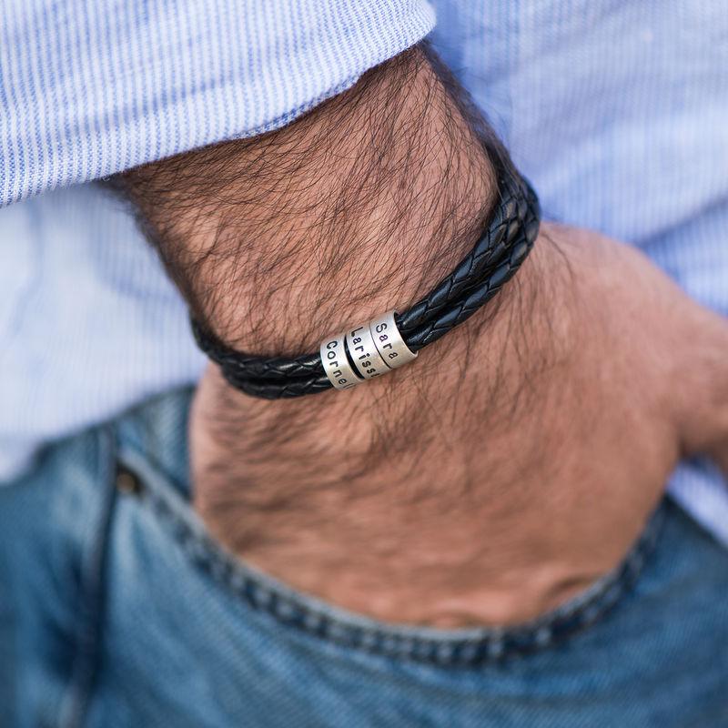 ブラックレザーの男性用ブレスレット – シルバー またはゴールドの仕上げでカスタマイズ可能